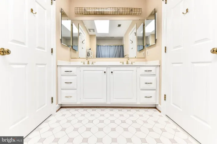 9425 Lakeside Dr, Vienna, Virginia 22182