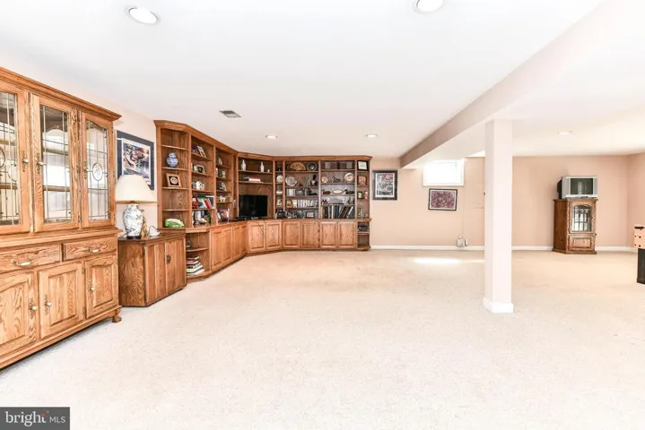 9425 Lakeside Dr, Vienna, Virginia 22182