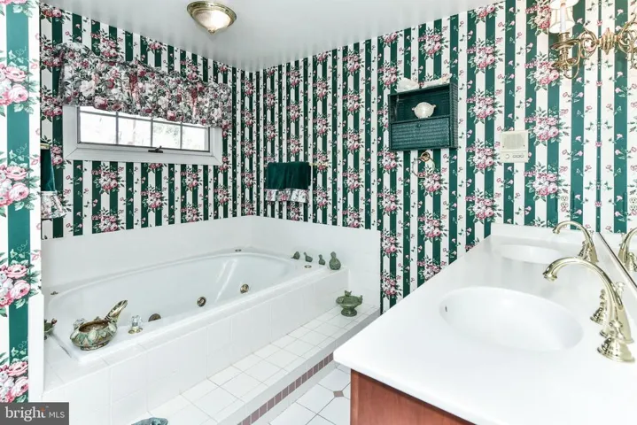 9425 Lakeside Dr, Vienna, Virginia 22182