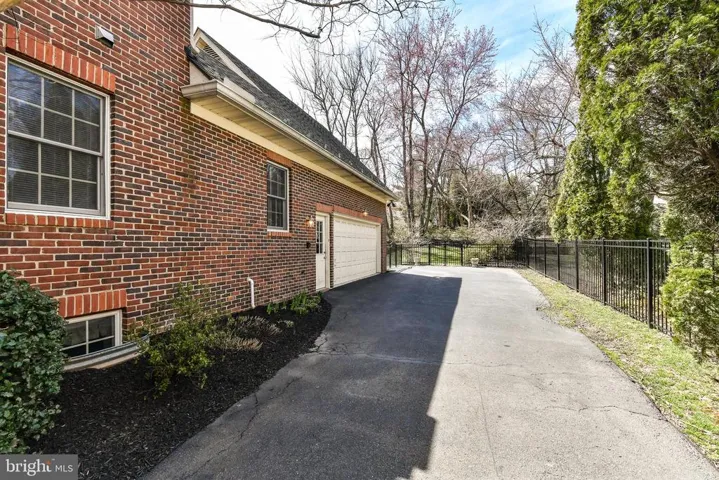 9425 Lakeside Dr, Vienna, Virginia 22182