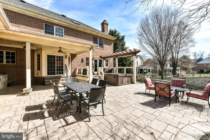 9425 Lakeside Dr, Vienna, Virginia 22182