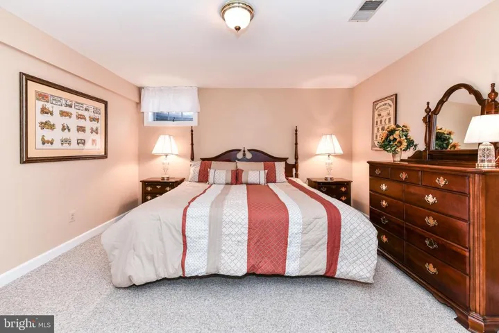 9425 Lakeside Dr, Vienna, Virginia 22182