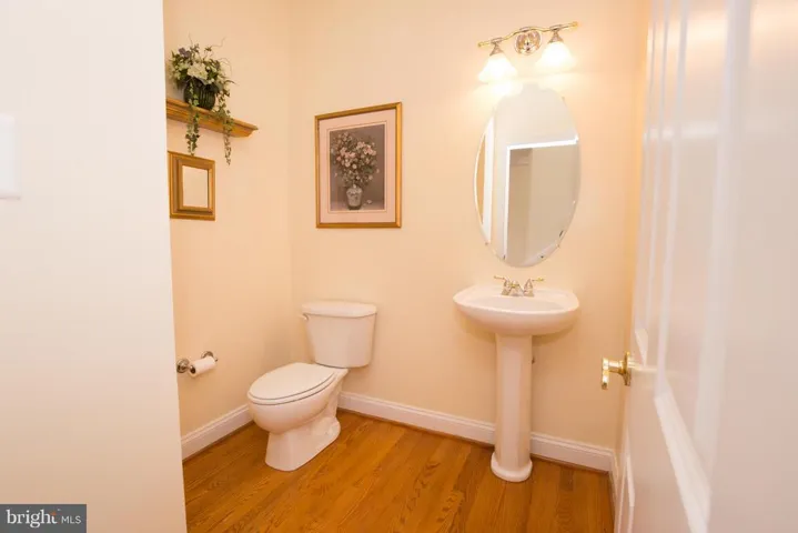 9198 Topaz St, Fairfax, Virginia 22031