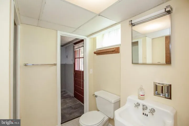2233 N Underwood St, Falls Church, Virginia 22043