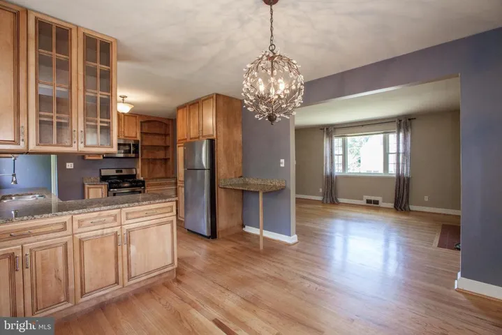 2233 N Underwood St, Falls Church, Virginia 22043
