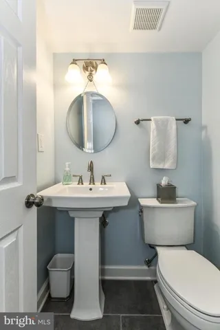 7741 Trevino Ln, Falls Church, Virginia 22043