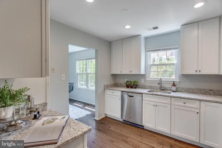 10131 Valentino Dr, Oakton, Virginia 22124