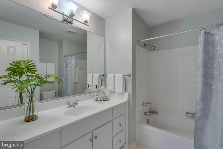 10131 Valentino Dr, Oakton, Virginia 22124