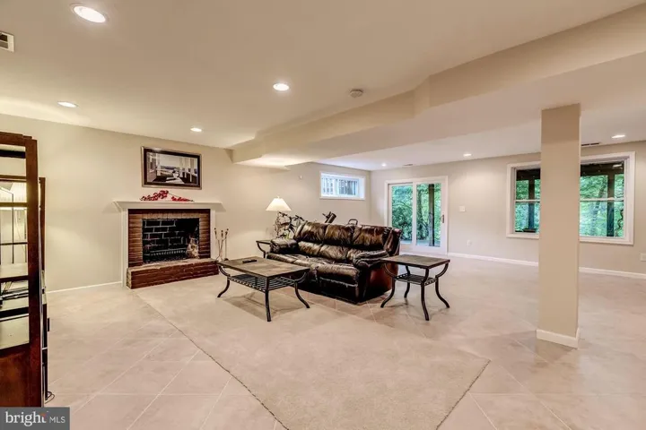 10122 Spring Lake Ter, Fairfax, Virginia 22030