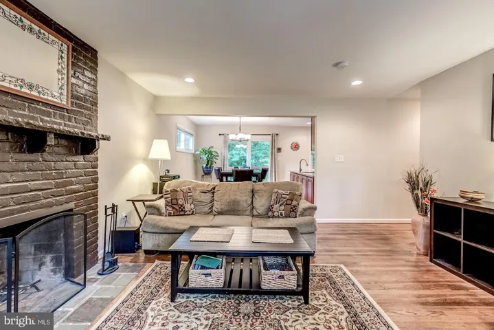 10122 Spring Lake Ter, Fairfax, Virginia 22030