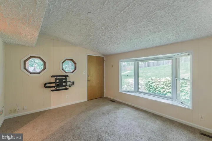 10822 Woodland Dr, Fairfax, Virginia 22030