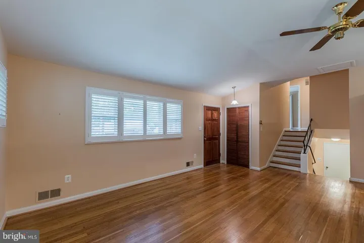 10822 Woodland Dr, Fairfax, Virginia 22030