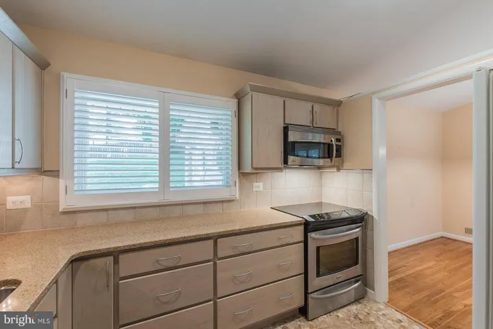 10822 Woodland Dr, Fairfax, Virginia 22030