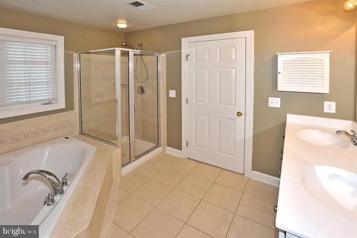 8015 Samuel Wallis St, Lorton, Virginia 22079