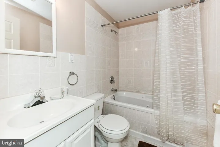 17308 Cedar Bluff Ct, Round Hill, Virginia 20141