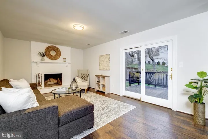 8228 Woodstown Ct, Springfield, Virginia 22153
