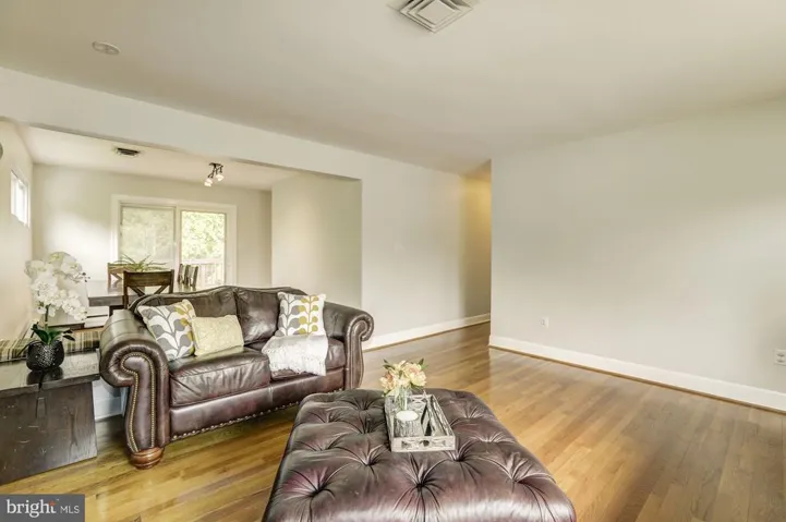 10136 Spring Lake Ter, Fairfax, Virginia 22030