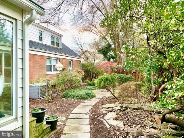 2004 Prices Ln, Alexandria, Virginia 22308