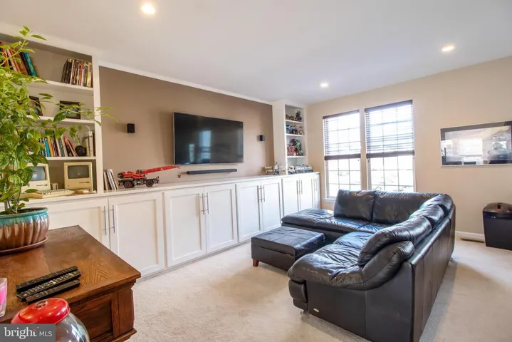 8235 Lamberts Ln, Alexandria, Virginia 22309