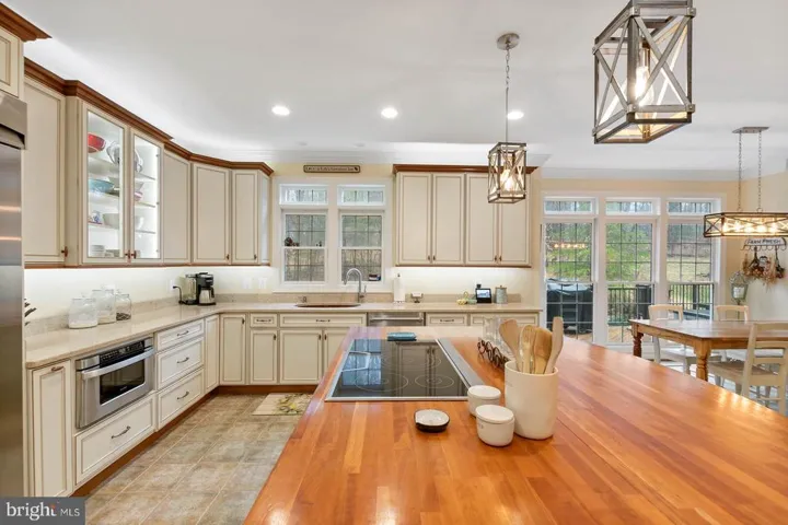 9728 Thorn Bush Dr, Fairfax Station, Virginia 22039