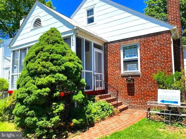 202 SPRING STREET, Alexandria, VA 22301