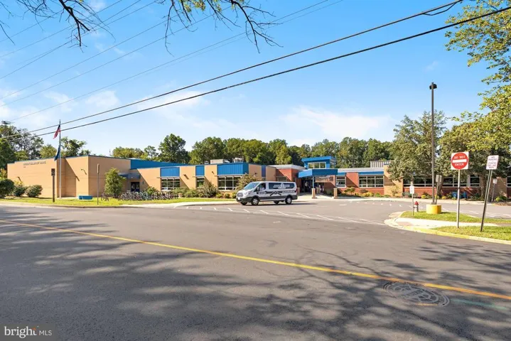 6621 Haycock Rd, Falls Church, Virginia 22043