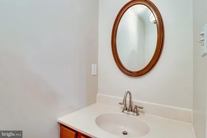 10042 Beacon Pond Ln, Burke, Virginia 22015