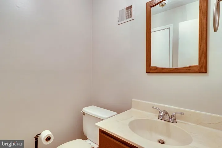 10042 Beacon Pond Ln, Burke, Virginia 22015