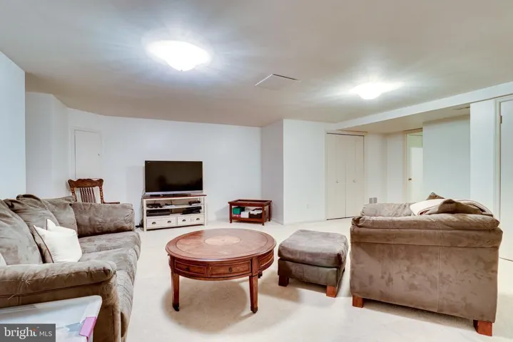 10042 Beacon Pond Ln, Burke, Virginia 22015