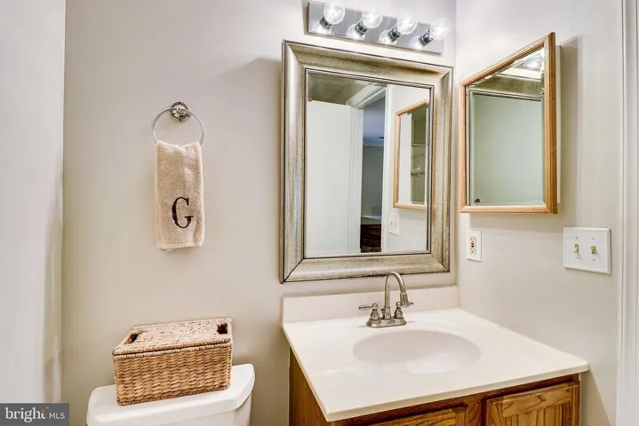 10042 Beacon Pond Ln, Burke, Virginia 22015