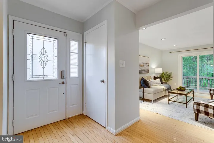 7187 Lake Cove Dr, Alexandria, Virginia 22315