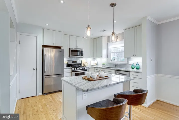 7187 Lake Cove Dr, Alexandria, Virginia 22315