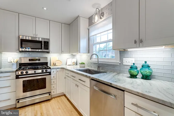 7187 Lake Cove Dr, Alexandria, Virginia 22315