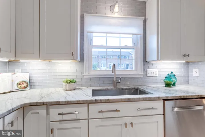 7187 Lake Cove Dr, Alexandria, Virginia 22315
