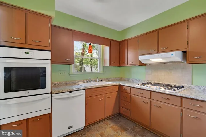 2534 Roswell Ct, Falls Church, Virginia 22043