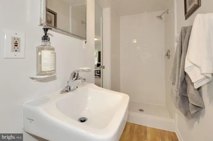 2401 Claremont Dr, Falls Church, Virginia 22043