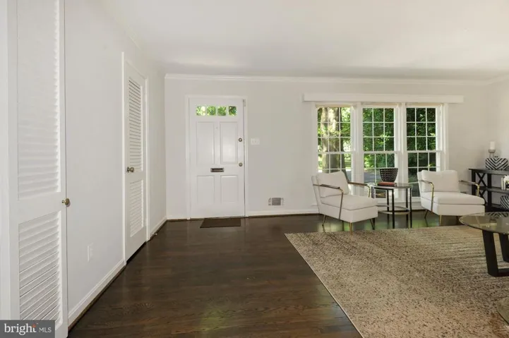 2401 Claremont Dr, Falls Church, Virginia 22043