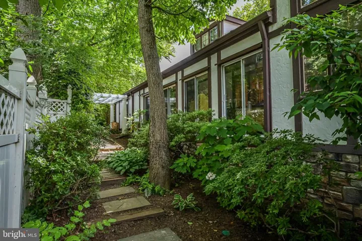 310 Shadow Walk, Falls Church, Virginia 22046
