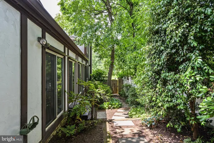 310 Shadow Walk, Falls Church, Virginia 22046