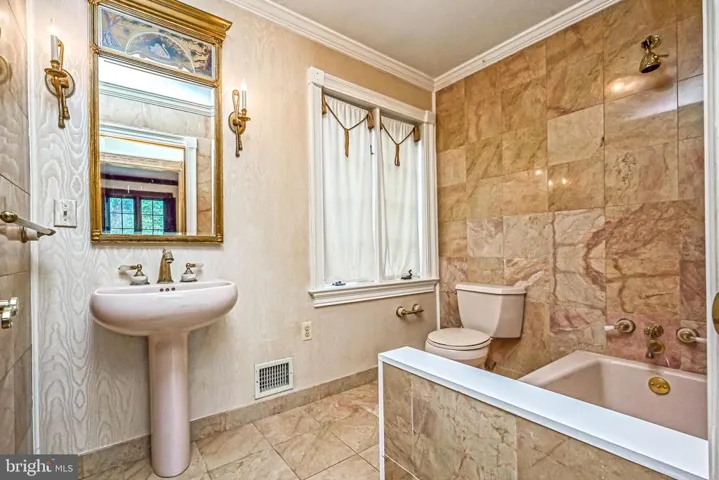 310 Shadow Walk, Falls Church, Virginia 22046