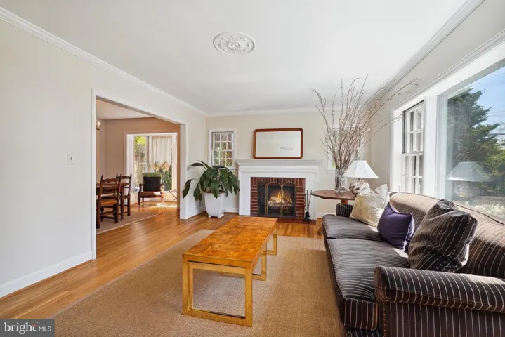 807 E Broad St, Falls Church, Virginia 22046