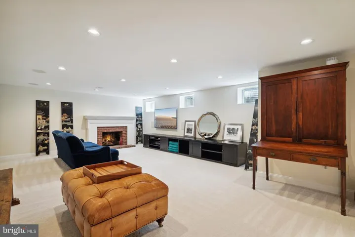 807 E Broad St, Falls Church, Virginia 22046