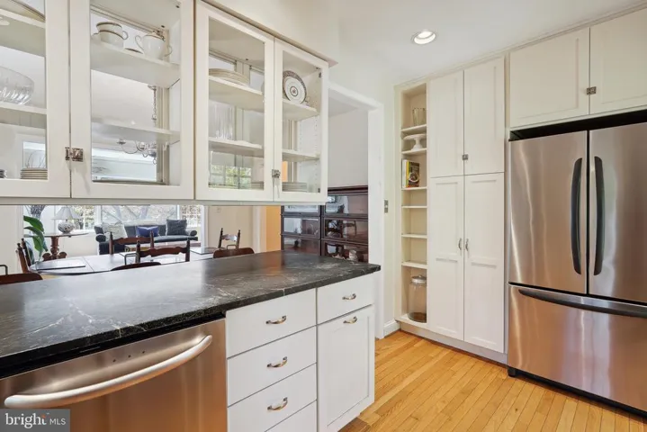 807 E Broad St, Falls Church, Virginia 22046