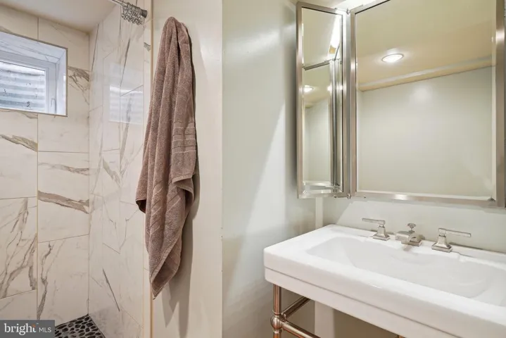 807 E Broad St, Falls Church, Virginia 22046