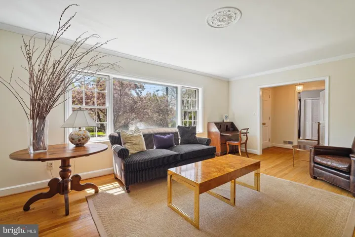 807 E Broad St, Falls Church, Virginia 22046