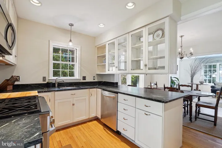 807 E Broad St, Falls Church, Virginia 22046