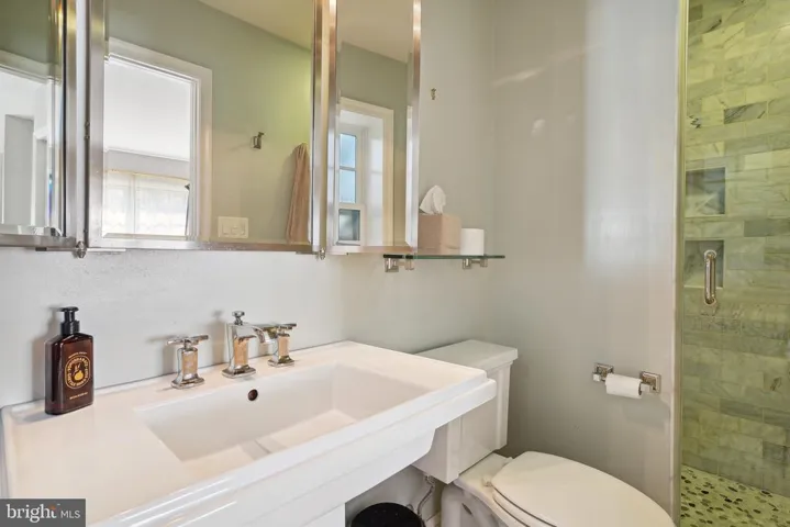 807 E Broad St, Falls Church, Virginia 22046