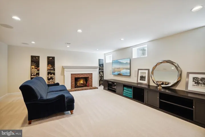 807 E Broad St, Falls Church, Virginia 22046