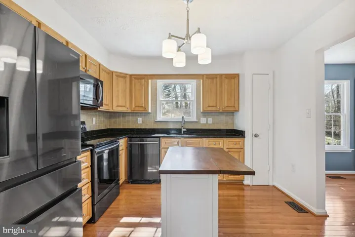 859 Moffett Forge Rd, Herndon, Virginia 20170