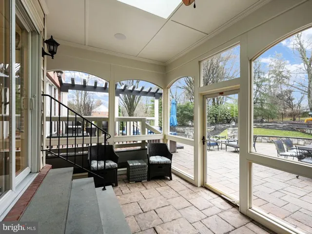 9425 Lakeside Dr, Vienna, Virginia 22182